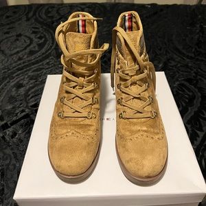Tommy Hilfiger suede tan booties